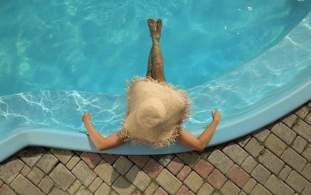 Imagem de uma hóspede relaxando na piscina do Cabanas Termas Hotel em águas termais.